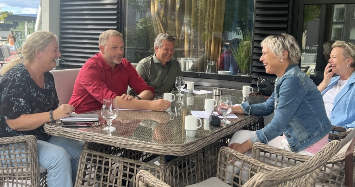 Arbeidsmøtet i 18.august, frå venstre: Kathe Arnesen, Arild Finne Nybø, Rune Øksenberg, Anne Mette Hjelle og Anne Karin Steen. Anne Oline Gullaksen var også med på møtet. Foto: Sunnfjord O40.