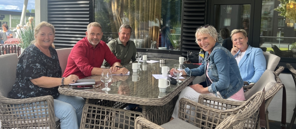 Arbeidsmøtet i 18.august, frå venstre: Kathe Arnesen, Arild Finne Nybø, Rune Øksenberg, Anne Mette Hjelle og Anne Karin Steen. Anne Oline Gullaksen var også med på møtet. Foto: Sunnfjord O40.